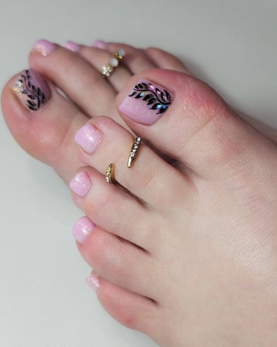 Glitter Glamour_ Timeless Sparkling Pedicure Ideas