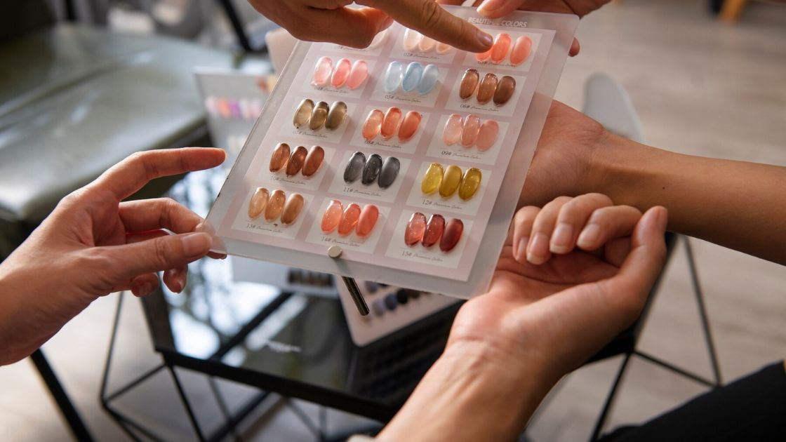 nail technician discuss color nail design for customers