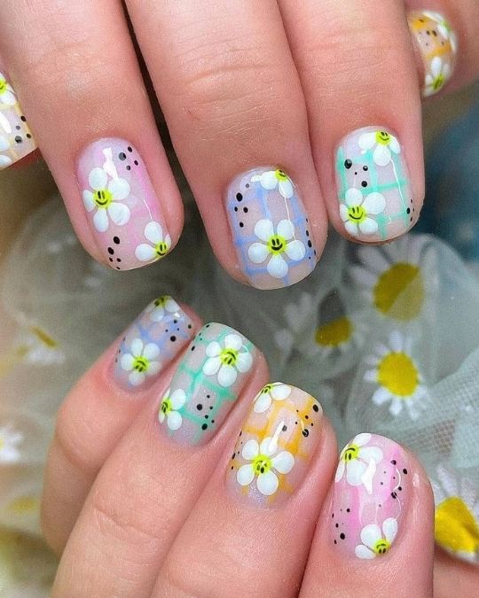daisy with smile icons and checkerboard short nails
