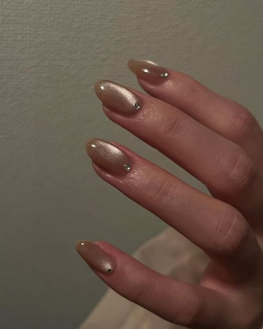 Short Almond-shaped nails with mirror effect for simple looks