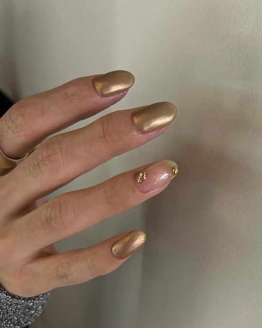 Round nails with metallic gold