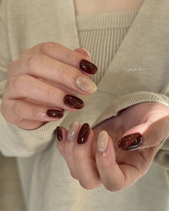 short round nails alternate between mirror-effect white and brown colors