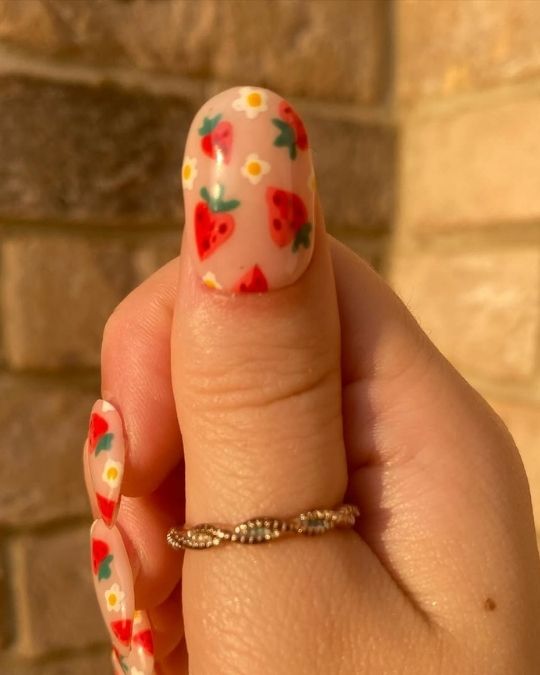 strawberries and daisies on short round nails