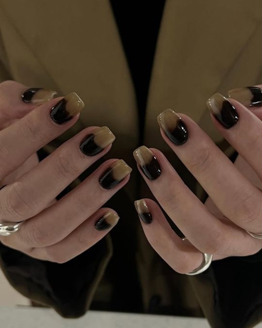 Short squoval nails with two tones mimic marbles