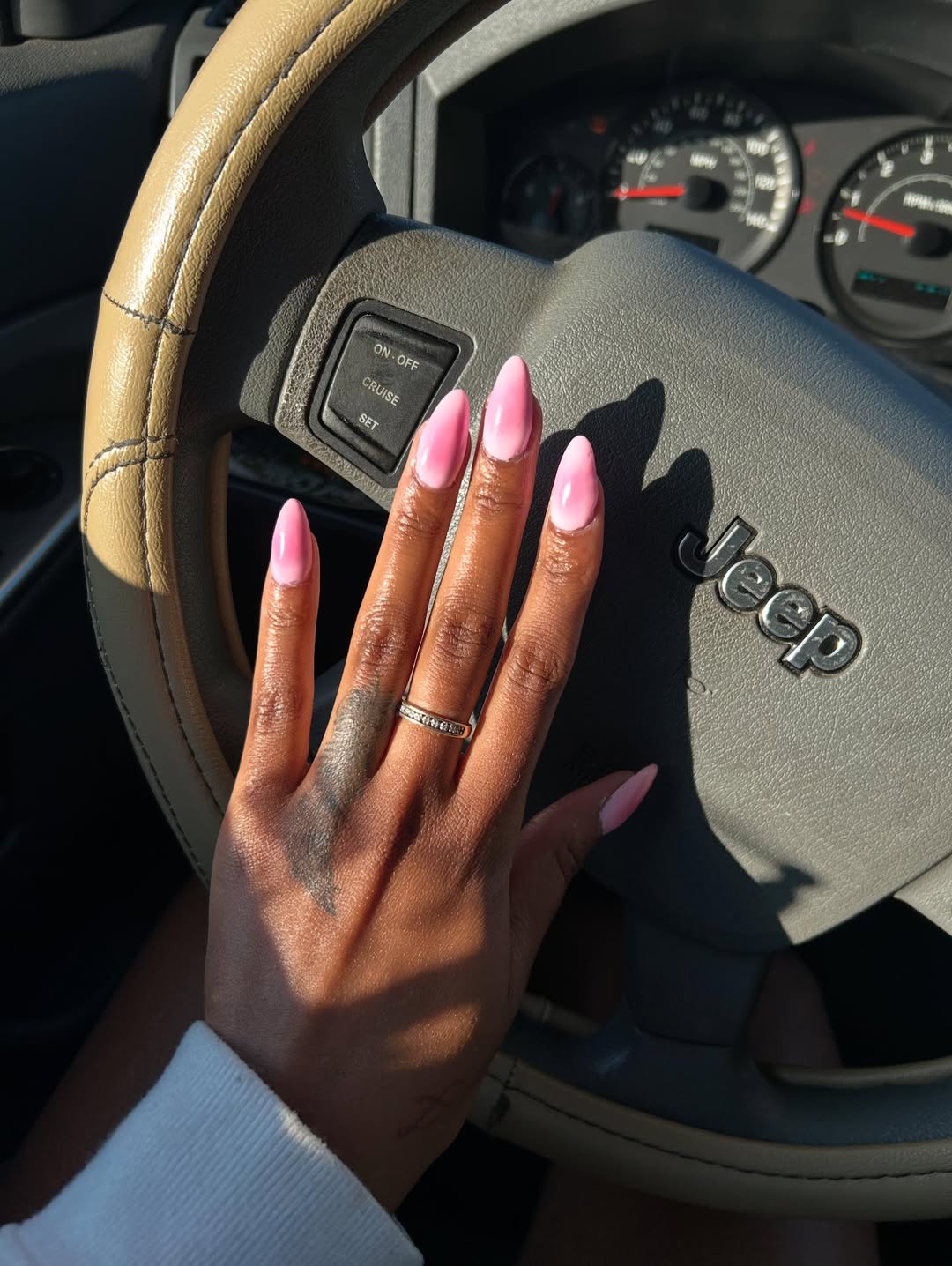 Gel-X aura nail set with bold colour by Nira's Claws Neffect